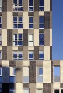 Verhoogde gevel rond buitenruimte kinderdagverblijf