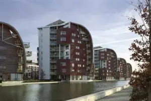 Houten en bakstenen zijgevels