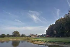 Landgoed met vijver, boomgaard en landhuis