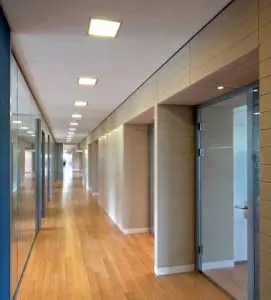 Gang in hoofdvolume met organiserende wand