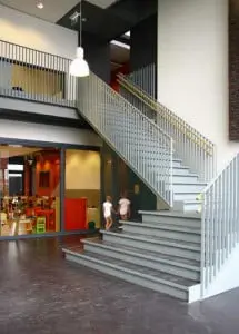 Sobere hal en kleurrijke klasruimte