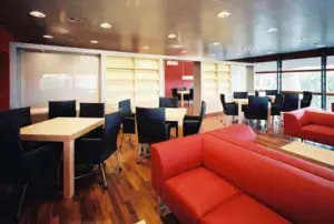 Plaza met kastenwand