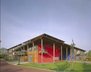 De rood en blauw gestucte ingang uit het oosten