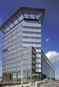 De markante toren van het zuidelijke bruggebouw