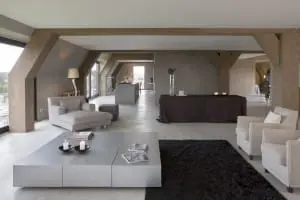 Zithoek met uitzicht op rivier en doorzicht naar keuken en eethoek