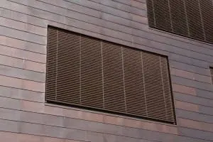 Detail gevel: koperen losanges en aluminium lamellen