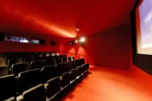 Voor de lijnen van de plafonds van de zalen zijn de projectielijnen als uitgangspunt genomen