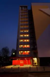 'sAvonds wordt de verbinding tussen binnen en buiten goed zichtbaar