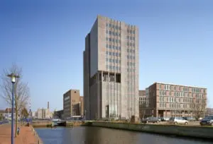 Javatoren met rechts het belastingkantoor