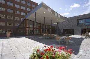 Het half overdekte terras bij het restaurant