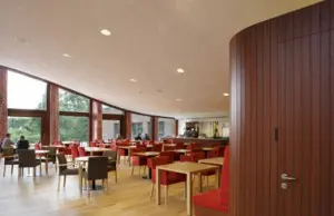 Het restaurant onder het gewelfde grasdak