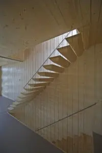 De trap op de tweede verdieping. De stalen ophangconstructie van de treden is geheel weggewerkt. De verticale stalen spandraden dienen louter als valbeveiliging