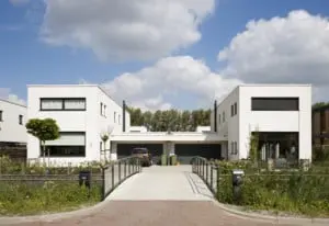 De vrijstaande woningen worden twee aan twee via een brug ontsloten