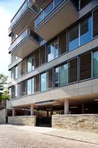 De ingang van de parkeergarage met in het talud een aantal bergingen