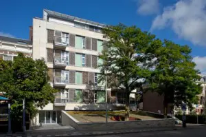 De verdiept gelegen ingang tot het complex