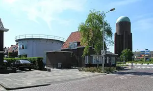 De gashouder ligt tegenover de watertoren, het huis op de hoek was eveneens van de waterleidingmaatschappij