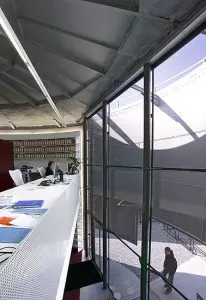 De glazen entreepui biedt zicht op de binnenzijde van de gashouderwand