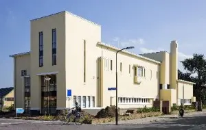 In de voormalige hijstoren aan de noordkant is de grote kanteldeur vervangen door nieuwe raampartijen