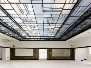 Bovenzaal met gerestaureerd glas-in-loodplafond