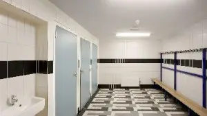 In de sanitaire ruimtes refereren tegelplinten en -vloeren aan vloerenmozaïeken en plinten in het oorspronkelijke gebouw