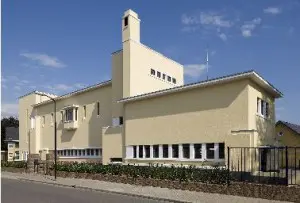 De betonnen dakoverstekken zijn met speciale mortels gerestaureerd