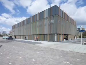 Het sportcentrum gezien vanaf de Calandlaan