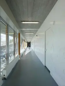 In de witte wandafwerking in de gangen zijn sporticonen uitgespaard