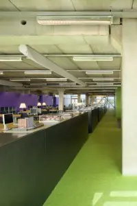 De centrale corridor met zwarte kasten