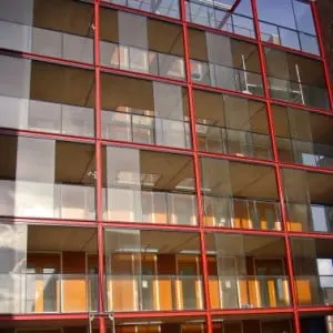 Detail van de luchtstraat met het rode staalskelet, veel glas en roosters in de betonnen vloer voor extra daglicht