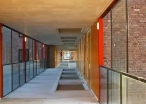 De luchtstraat is meer dan drie meter breed en verspringt halverwege