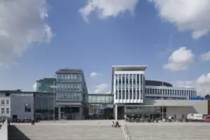 Doorzicht vanaf het nieuwe Maasplein richting Markt. Links het blok van Albert met entree stadskantoor, rechts het blok van Coenen, met terras op de verdieping. 