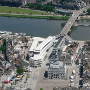 Luchtfoto met op voorgrond de markt, waarop de nieuwe raadzaal uitkijkt