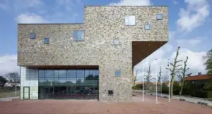 De oostgevel met links het terras van het grand café