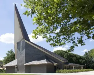 Exterieur vanuit het noordoosten met klokkentoren als landmark