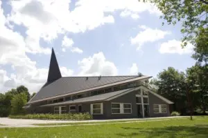 Exterieur vanuit het noordwesten, met de secundaire entree, die bij rouwen en trouwen in gebruik is