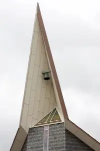 Klokkentoren met gebrandschilderde ramen