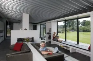 De woonkamer, de draagconstructie, het dak en de garage zijn van staal
