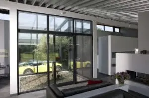 De patio zorgt voor een zichtverbinding tussen woning en garage