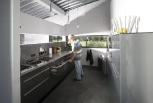 De keuken staat in directe verbinding met de woonkamer