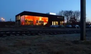 Het simulatorcentrum bij avond