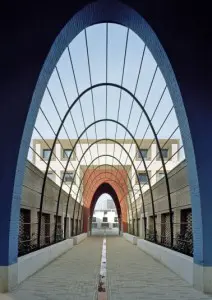 De monumentale hoofdpoort aan de Schipperstraat met in het midden een watergoot