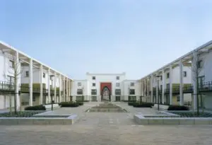 Het centrale geometrische plein met een waterpartij in de vorm van een ziggurat en watergoten