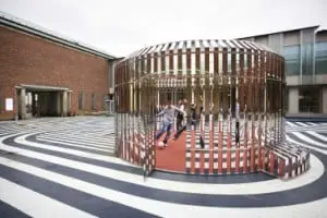 Op de binnenplaats voor de entree staat tijdelijk Intervention #7 Apollo, een glimmende voetbalkooi ontworpen door Olaf Nicolai 