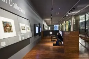 Expositieruimte prenten en rechts het prentendepot achter de oorspronkelijke glazen gevelwand van Bodon. Deze ruimte is ontworpen in samenwerking met Marieke van Diemen 