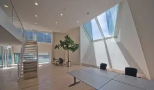 Interieur studiezaal RCE, met mezzanine en bijzonder venster aan de kopgevel