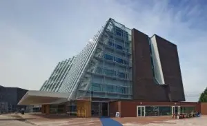 Vanuit het westen met links de enorme luifel boven de entree van de RCE en rechts de entree van KAdE en het café