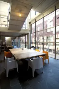 Onderste kantoorvloer ligt iets boven straatniveau