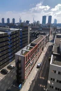 De nieuwbouw onttrekt de erachter gesitueerde parkeergarage aan het zicht