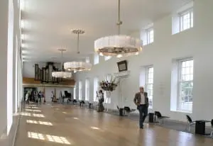 Kerkzaal in vleugel aan de Amstel, met lampen van Merkx + Girod. Foto Jacqueline Knudsen