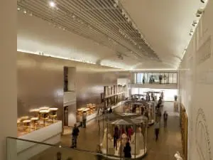 Een van de twee grote tentoonstellingszalen Foto Jacqueline Knudsen